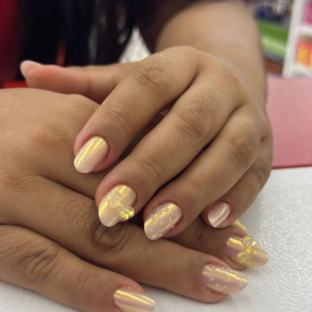 Unhas com efeito cromado dourado